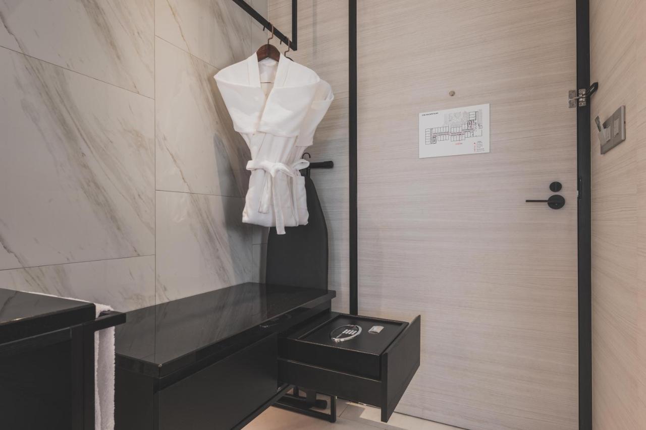 The Outpost Hotel Sentosa By Far East Hospitality (Adults Only) Сингапур Экстерьер фото A bathrobe hanging on a door
